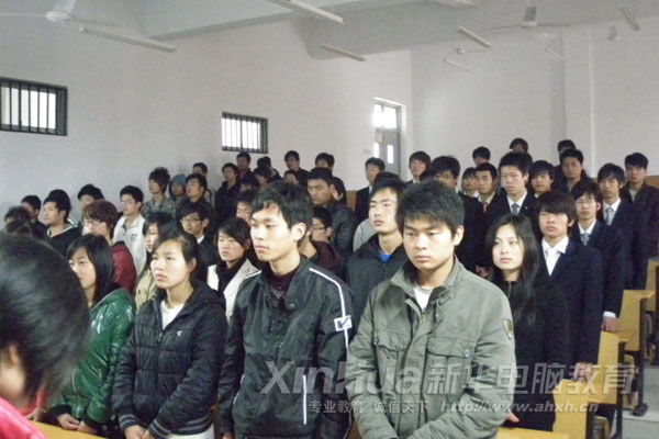 大會(huì)在雄壯的國(guó)歌聲中了拉開帷幕
