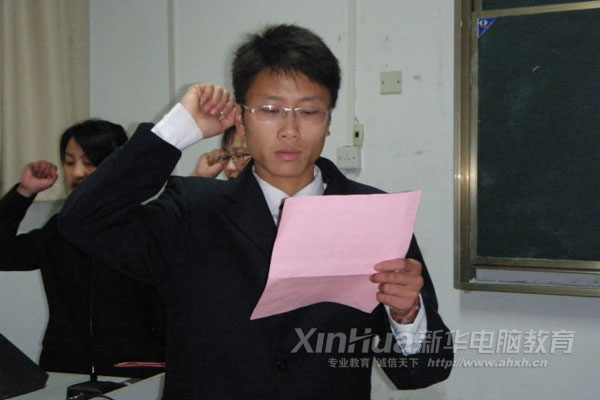 學(xué)生會(huì)同學(xué)莊嚴(yán)宣誓
