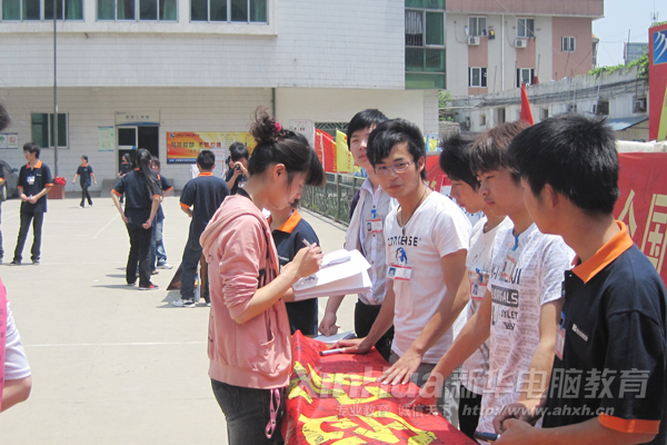 同學(xué)們積極參加祈福活動