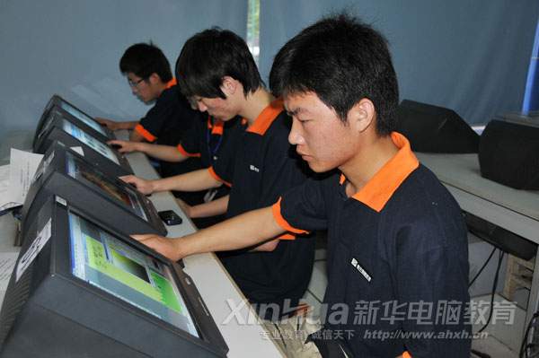 學子爭分奪秒地進行作品設計
