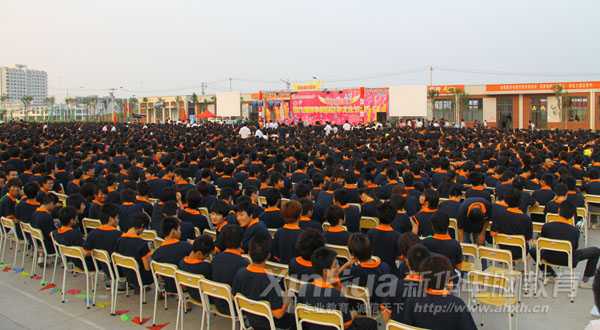 7000多名學(xué)子代表觀看了晚會(huì)