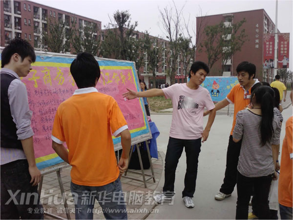 社團人員在耐心地為新成員介