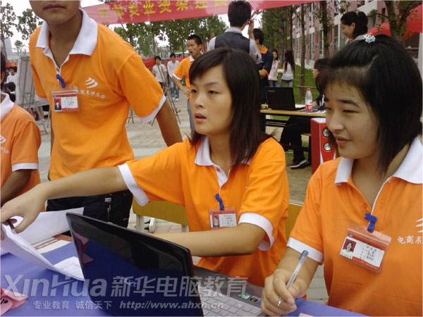 社團人員正在入神地投入招新