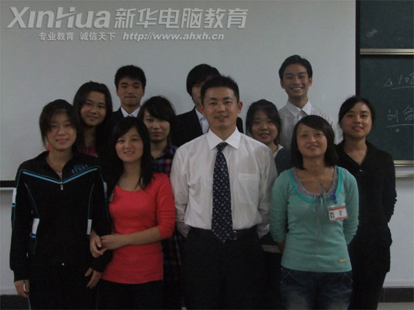 同學(xué)們與全國著名心理專家倪顯偉教授合影