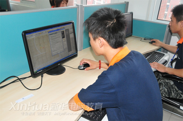 安徽新華電腦專修學院_參賽選手們正在制作三維靜態作品