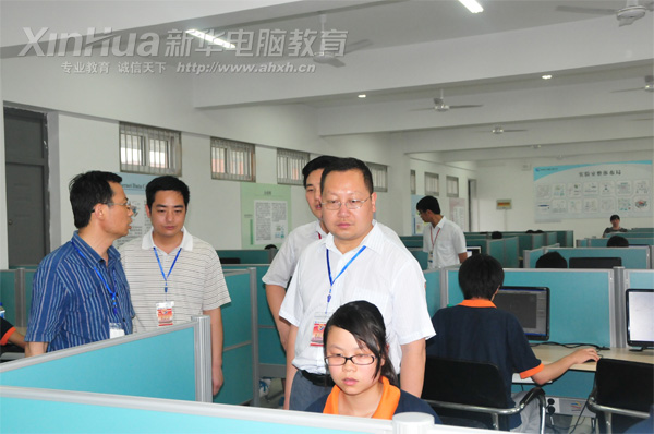 安徽新華電腦專修學院_學院領導正在參觀三維靜態作品設計大賽現場