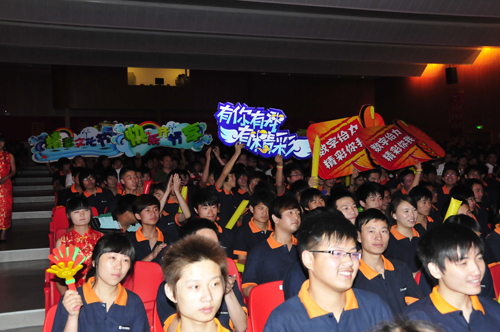 安徽新華電腦專修學(xué)院——晚會現(xiàn)場同學(xué)們笑聲背后凝結(jié)著無數(shù)人無私奉獻的辛勤汗水