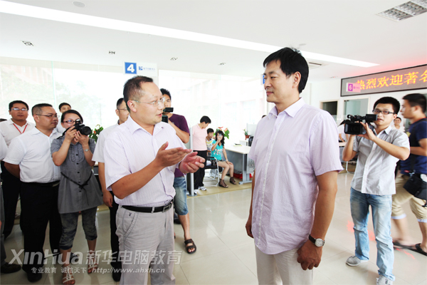 安徽新華電腦專修學院何貴金院長在學院咨詢中心向濮存昕先生介紹學院辦學情況