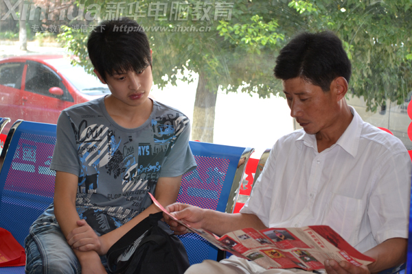 上陣父子兵——兒子來上學(xué)，父親做參謀：要向杰出的學(xué)長學(xué)姐學(xué)習(xí)