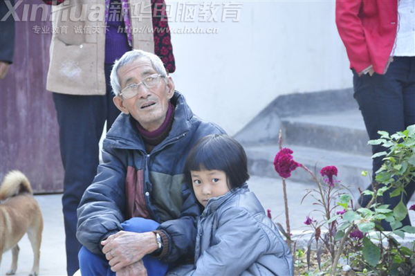 留守兒童偎依在爺爺?shù)膽牙锴忧拥匮凵駞s透露出想?yún)⑴c游戲的渴望