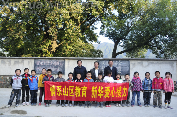 蘇木坦小學(xué)全體師生合影