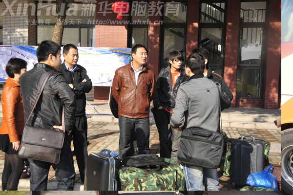 新華上海就辦事處的老師與畢業學子們正在親切交談中