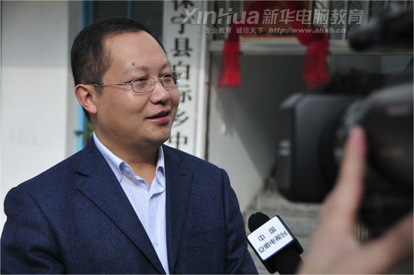 在白際小學的捐贈儀式現場,安徽新華電腦專修學院何貴金院長接受安徽電視臺的采訪