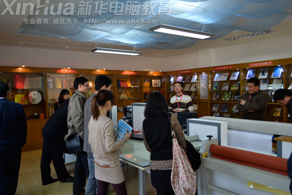 兩校代表談笑風生，相互交流