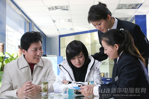 學(xué)生和家長(zhǎng)在新華專業(yè)咨詢師的介紹下報(bào)讀專業(yè)