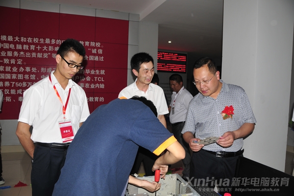 安徽新華電腦專修學(xué)院院長何貴金正在視察比賽現(xiàn)場