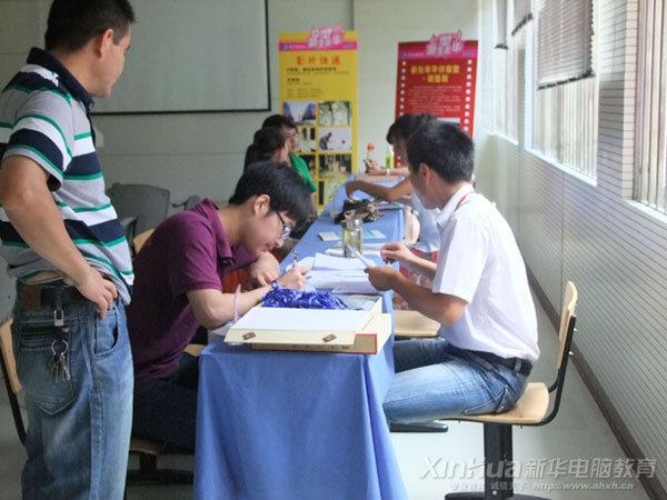 新生在班主任處簽到