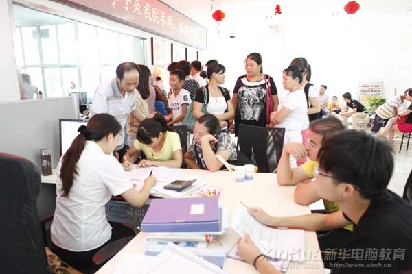 安徽新華電腦專修學(xué)院咨詢報名中心內(nèi)，新生們在填寫入學(xué)登記表