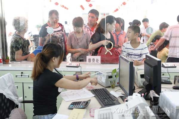 來自全國各地的學(xué)生和家長正在排隊報名