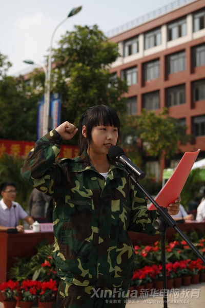 學生代表王丹帶領(lǐng)參訓的同學們一起鄭重宣誓