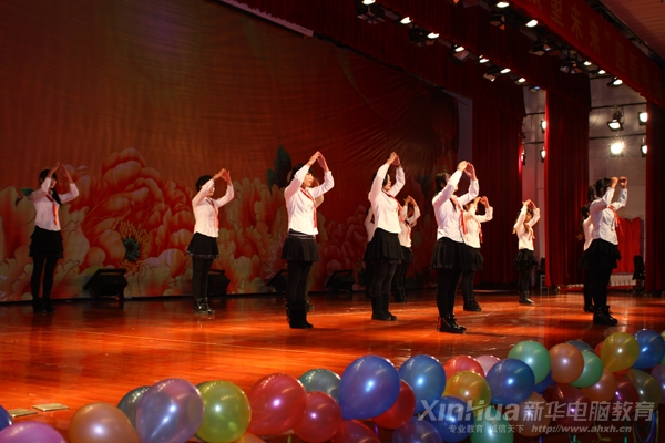 她們用手語舞蹈詮釋了對祖國和母校的感激之情
