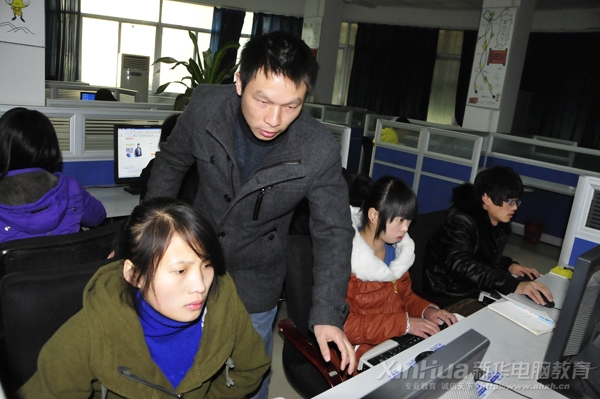 電子商務專業高級導師宋建發老師在給學生做輔導