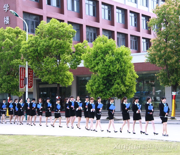 身著職業(yè)裝的實(shí)訓(xùn)特色班學(xué)子是校園一道亮麗的風(fēng)景