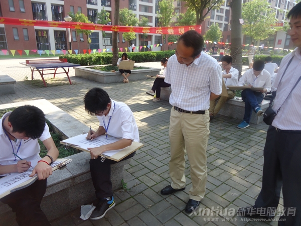 安徽新華電腦專修學(xué)院副院長(zhǎng)孫禮平(中)觀看學(xué)子比賽