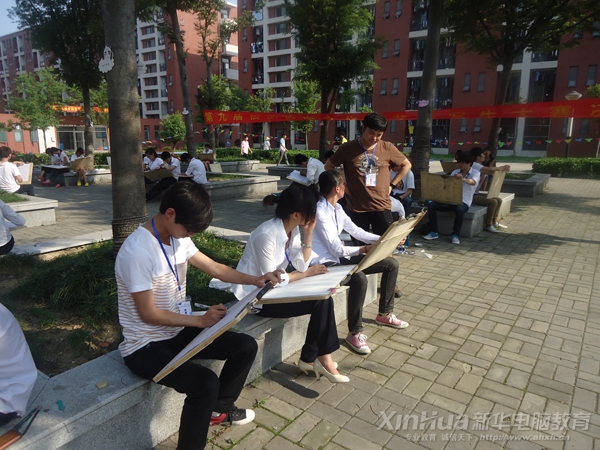 賽場(chǎng)上選手們你追我趕,認(rèn)真比賽