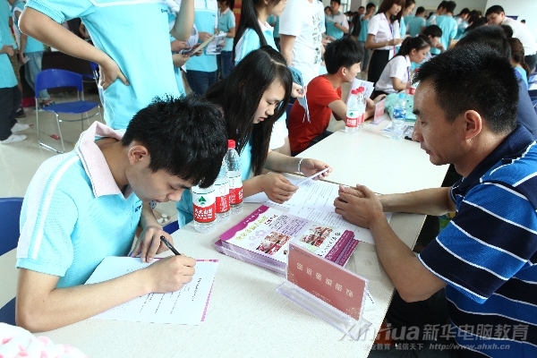 洽談成功學(xué)子與企業(yè)當(dāng)場(chǎng)就簽訂合作協(xié)議