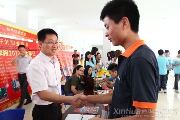 簽訂協(xié)議后,企業(yè)與學(xué)子露出滿意的微笑