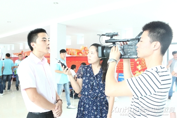 學(xué)生代表接受合肥論壇記者采訪