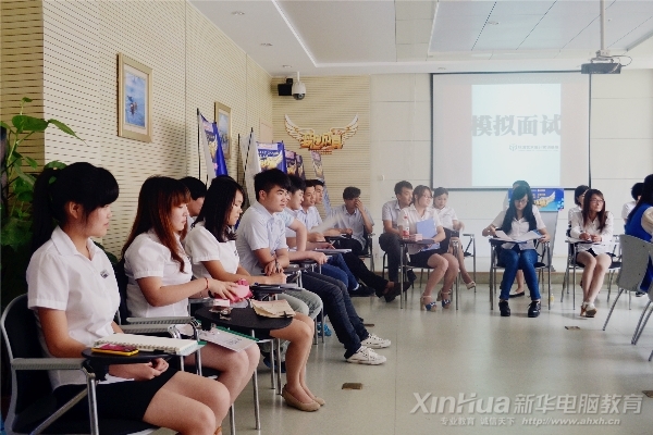 等待面試和被面試的同學(xué)們正耐心等待