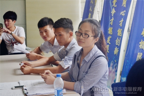 導(dǎo)師蔡善媛和學(xué)生一起做面試官