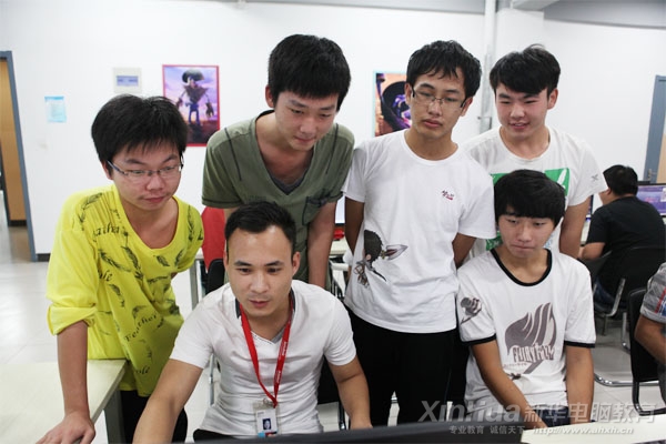 動漫游戲專業劉振老師在輔導學生學習