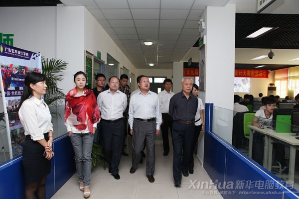 中國職工教育和職業培訓協會常務副會長，職業技能鑒定中心副主任畢結禮（右1）攜眾領導參觀新華廣藝和環藝實訓基地