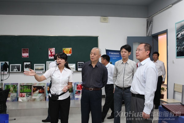 畢主任一行參觀新華動漫游戲實訓基地的專業攝影棚
