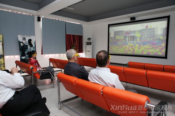 畢主任一行在新華動漫游戲學院3D影視廳觀看學生3D影視作品
