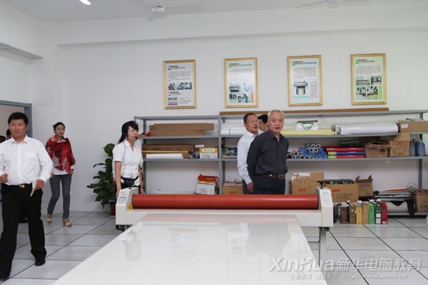 畢主任一行參觀新華廣藝實訓基地的印刷設備