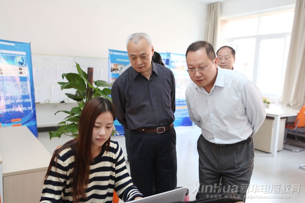 畢主任（中）和何院長（右）觀看學院東風局工作室學生做家裝設計