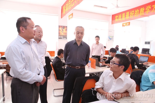 畢主任等人與創業園中的創業學生親切交流