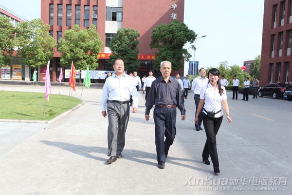 畢主任一行參觀安徽新華電腦專修學院校園