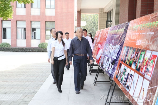 畢主任一行參觀新華各專業教學成果展