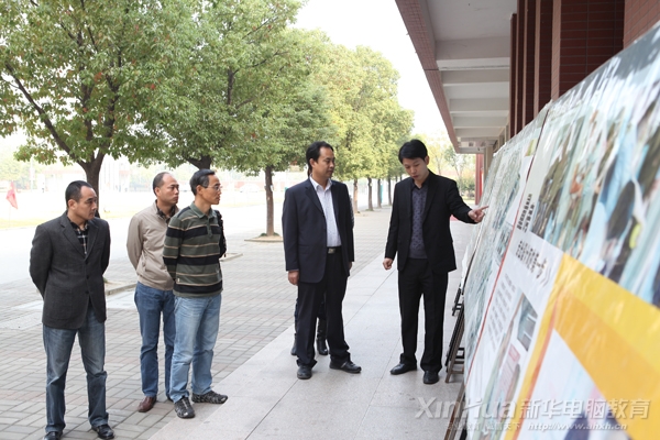 參觀由我院學生獨立設計并完成的“數字城市”作品