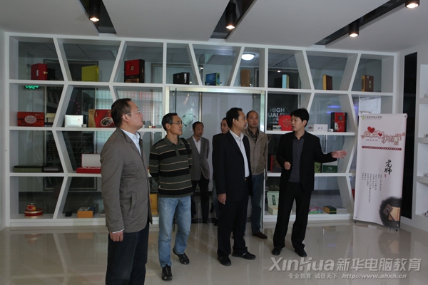 省人社廳職業能力建設處副處長陳德寶(右2)、合肥市人社局職業能力建設處處長束志偉(右3)等人參觀新華廣告藝術實訓基地