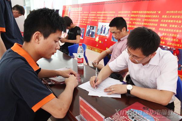 新華第一屆網(wǎng)商網(wǎng)貨對(duì)接會(huì)上,企業(yè)學(xué)子雙方正在簽訂合作協(xié)議
