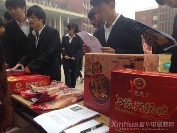 一家賣板鴨的企業吸引不少學生駐足詢問