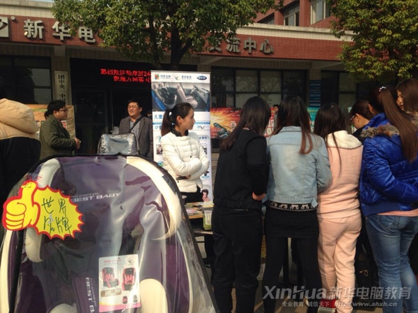 主營安全座椅的鄭老板帶著他的產品參加本次對接會,意在尋找更多的學生做代理商