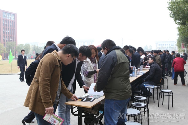 各大企業前紛紛圍滿了前去咨詢的學生