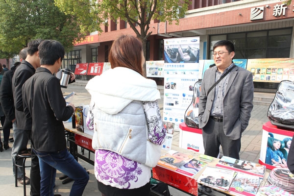 對接會即將結束時,學院老師向安全座椅的鄭老板詢問對接情況.